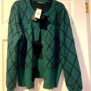 Elevate your style with this sleek green and black blazer.